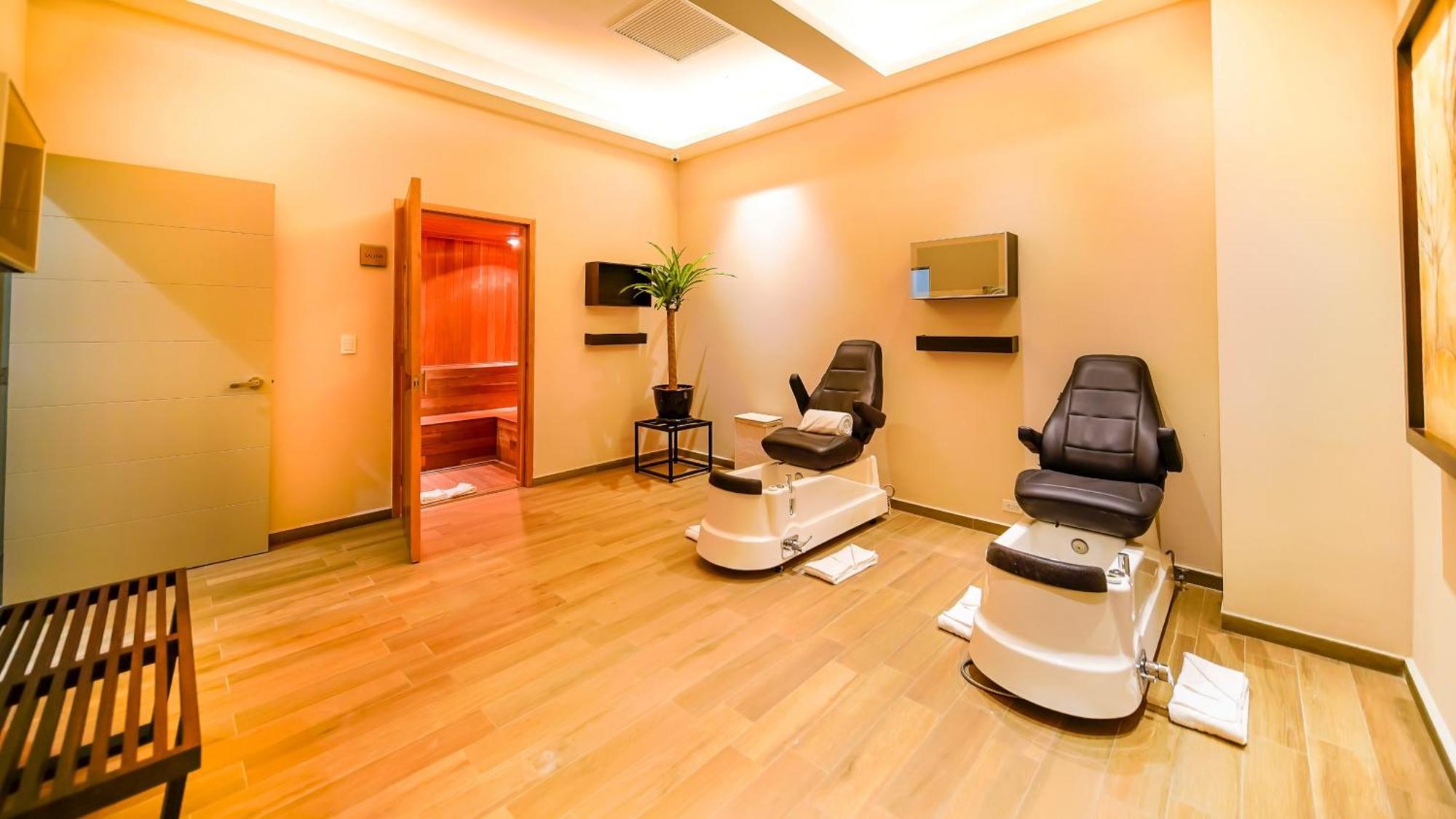 Metria Hotel León Buitenkant foto A nail salon