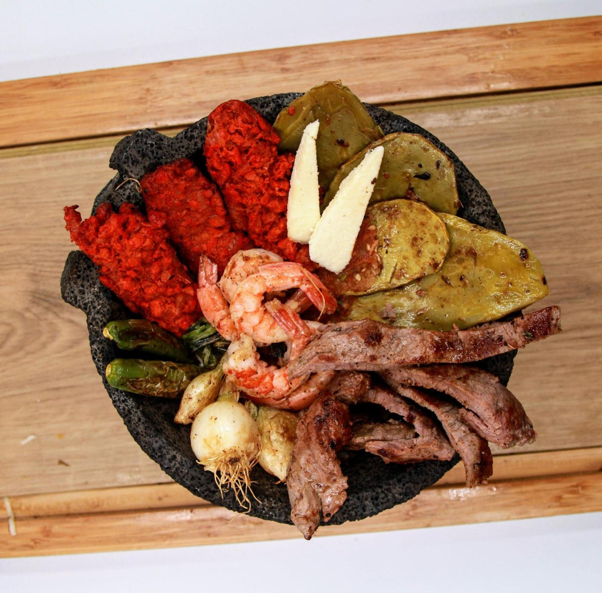 Metria Hotel León Buitenkant foto A plate of assorted grilled meats