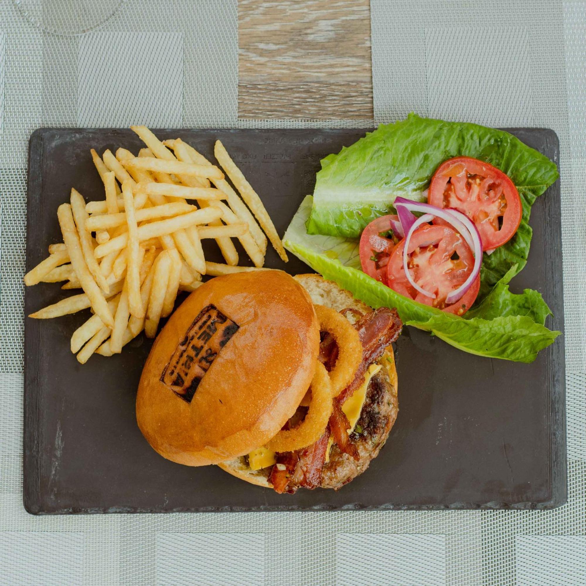 Metria Hotel León Buitenkant foto A cheeseburger with fries