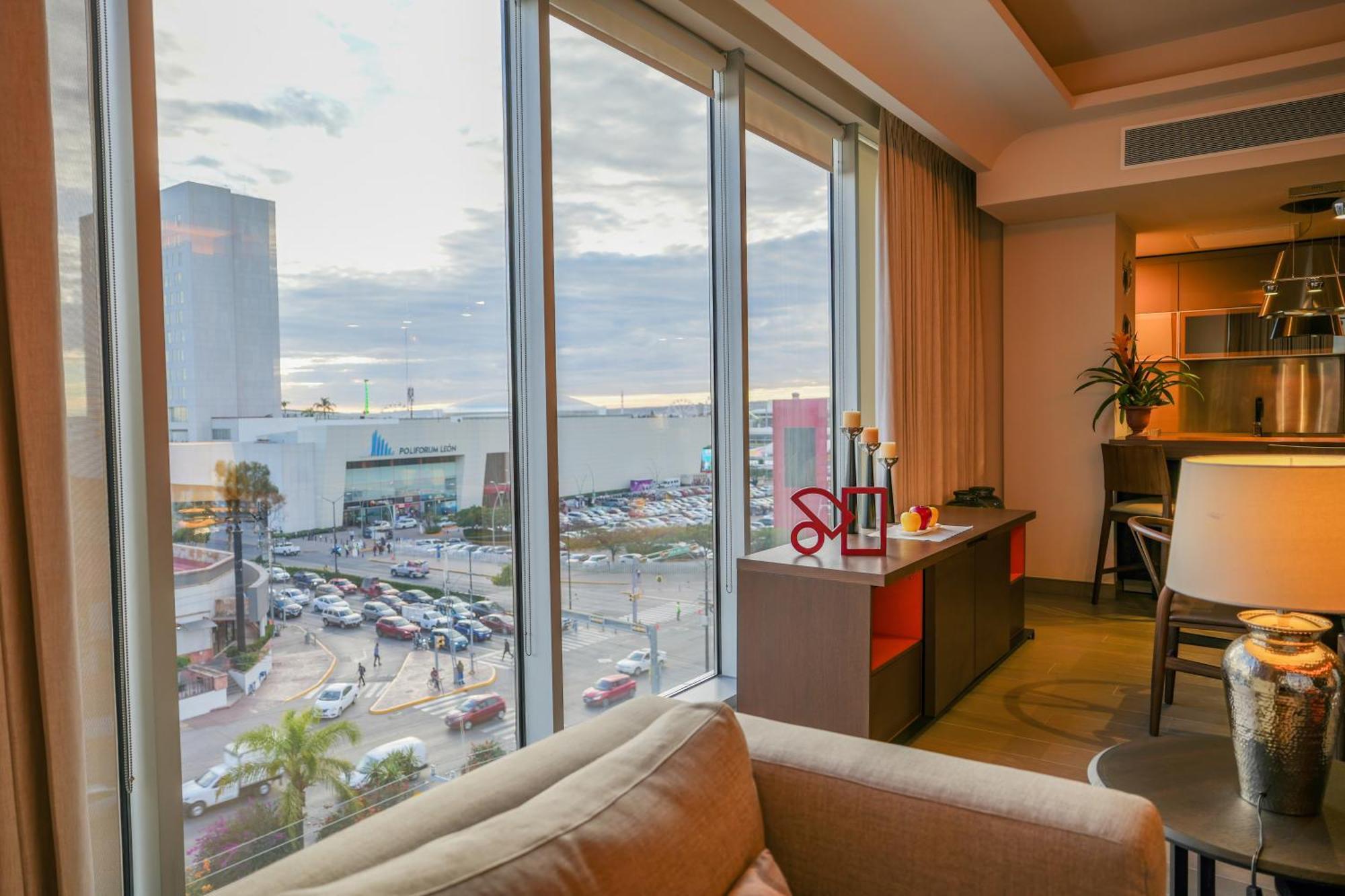 Metria Hotel León Buitenkant foto A view from a suite at the JW Marriott Phoenix.
